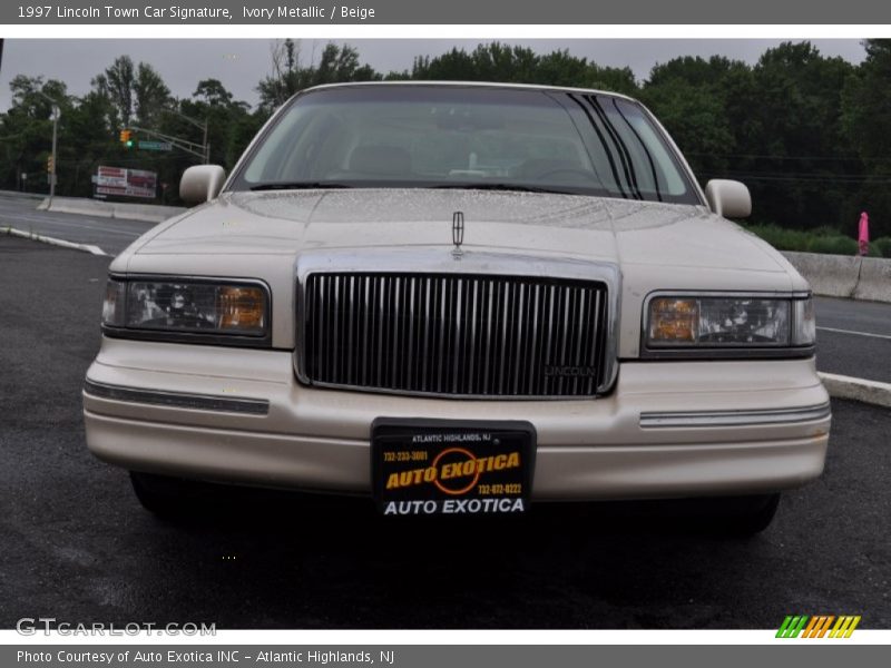 Ivory Metallic / Beige 1997 Lincoln Town Car Signature