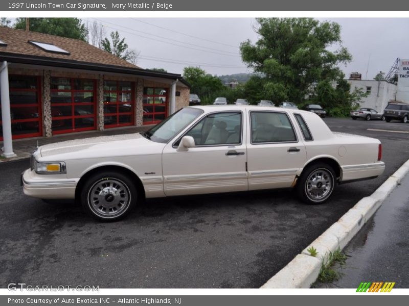 Ivory Metallic / Beige 1997 Lincoln Town Car Signature