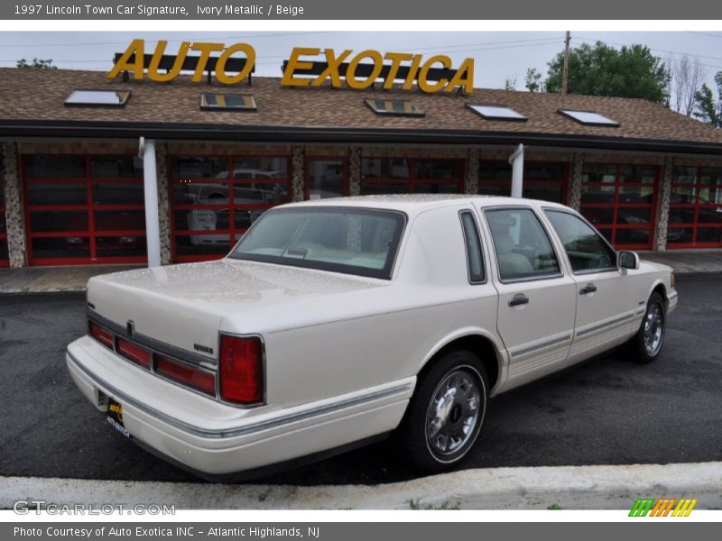 Ivory Metallic / Beige 1997 Lincoln Town Car Signature