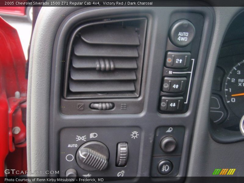 Controls of 2005 Silverado 1500 Z71 Regular Cab 4x4