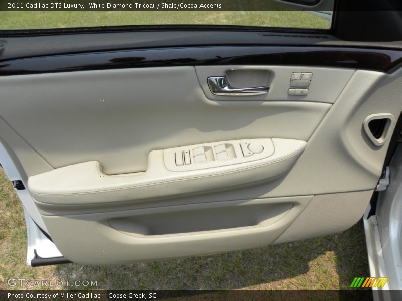 White Diamond Tricoat / Shale/Cocoa Accents 2011 Cadillac DTS Luxury