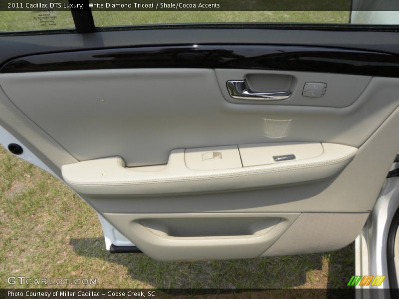 White Diamond Tricoat / Shale/Cocoa Accents 2011 Cadillac DTS Luxury