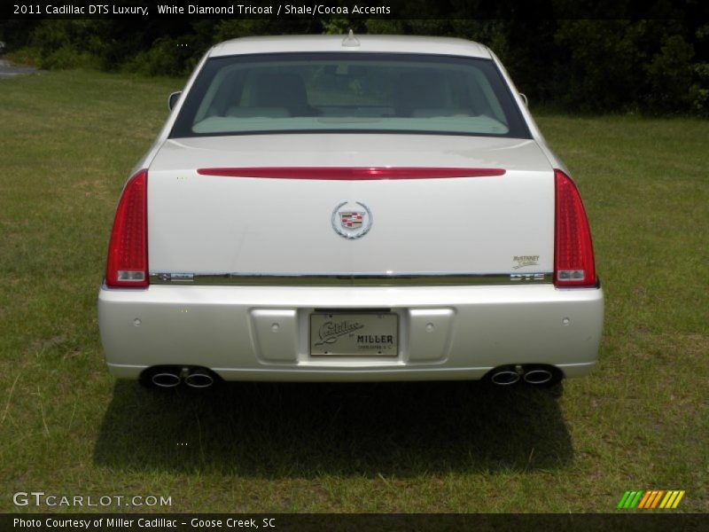 White Diamond Tricoat / Shale/Cocoa Accents 2011 Cadillac DTS Luxury