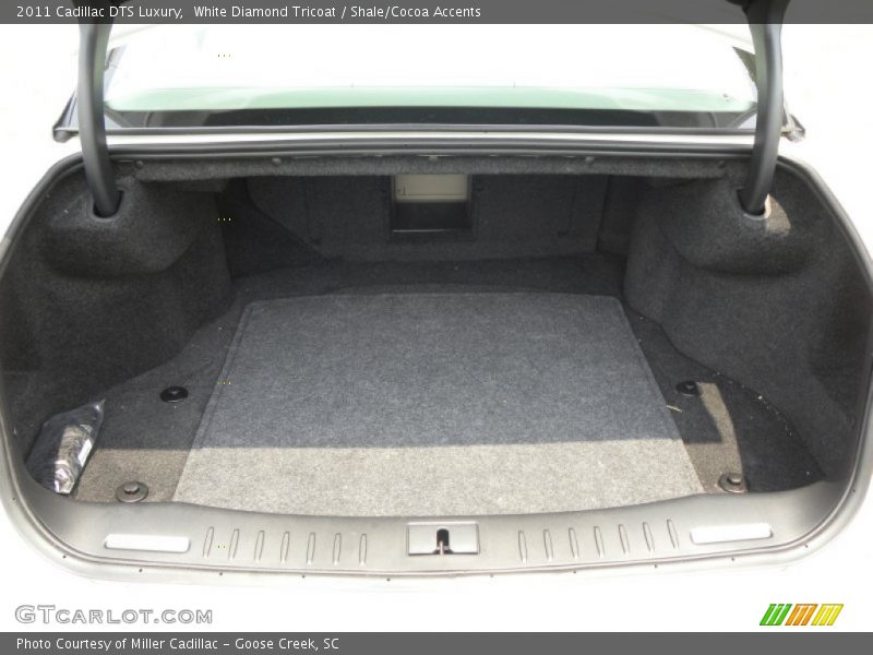 White Diamond Tricoat / Shale/Cocoa Accents 2011 Cadillac DTS Luxury