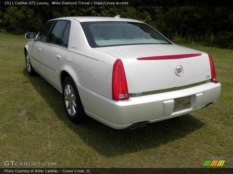 White Diamond Tricoat / Shale/Cocoa Accents 2011 Cadillac DTS Luxury
