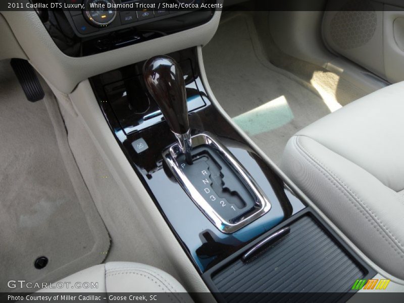 White Diamond Tricoat / Shale/Cocoa Accents 2011 Cadillac DTS Luxury