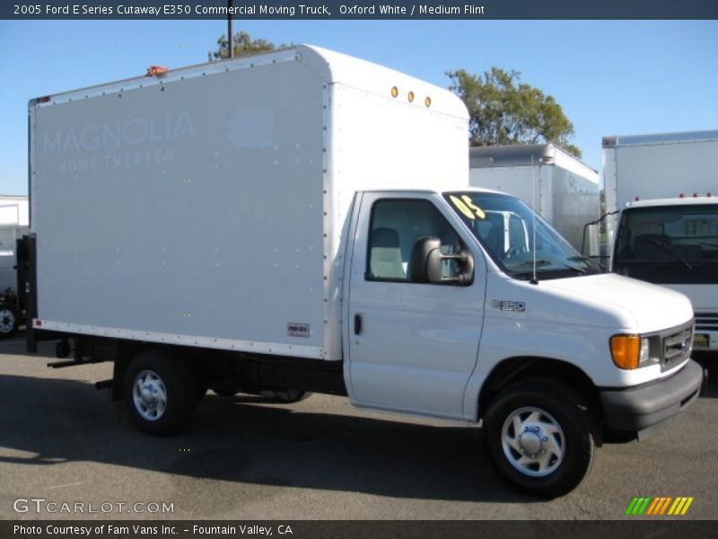 Front 3/4 View of 2005 E Series Cutaway E350 Commercial Moving Truck
