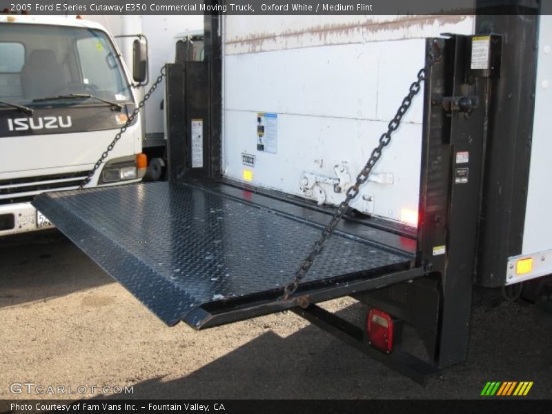 Oxford White / Medium Flint 2005 Ford E Series Cutaway E350 Commercial Moving Truck