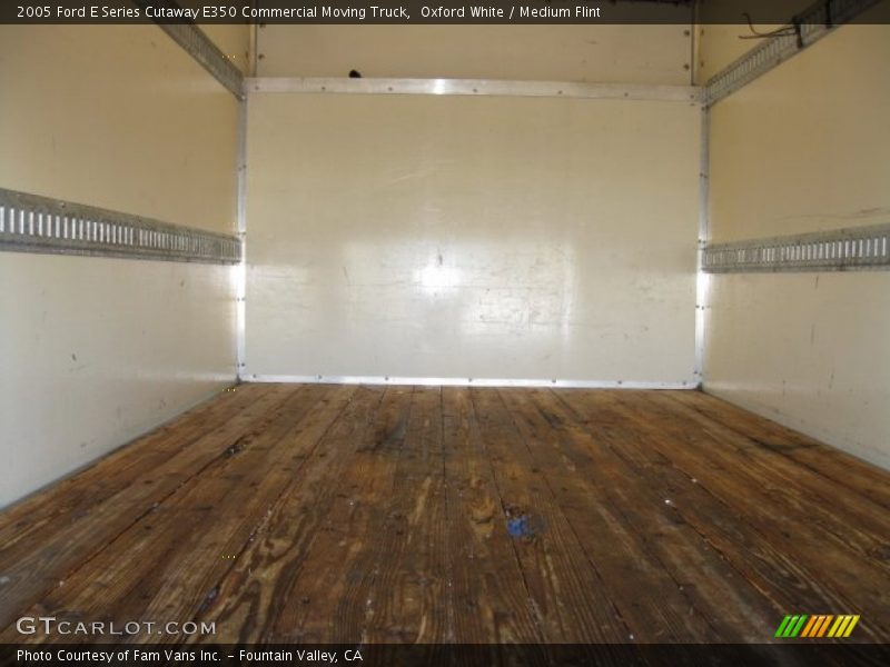  2005 E Series Cutaway E350 Commercial Moving Truck Trunk