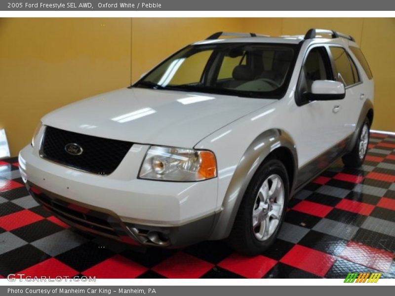 Front 3/4 View of 2005 Freestyle SEL AWD