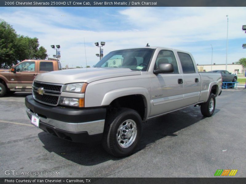 Front 3/4 View of 2006 Silverado 2500HD LT Crew Cab