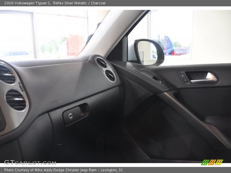 Reflex Silver Metallic / Charcoal 2009 Volkswagen Tiguan S