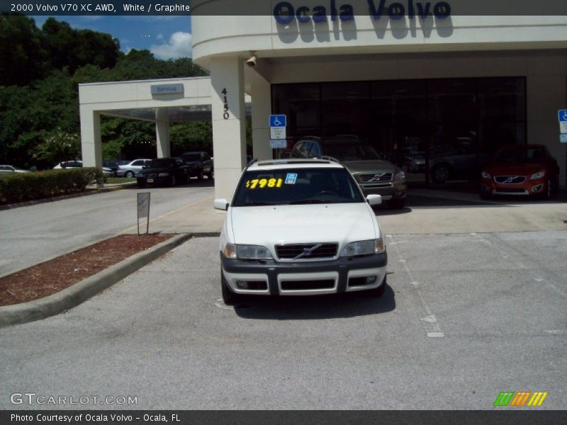 White / Graphite 2000 Volvo V70 XC AWD