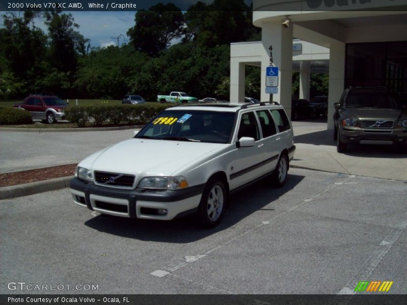 White / Graphite 2000 Volvo V70 XC AWD