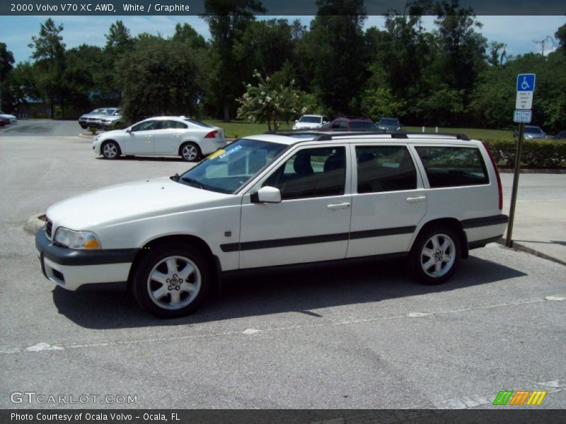 White / Graphite 2000 Volvo V70 XC AWD