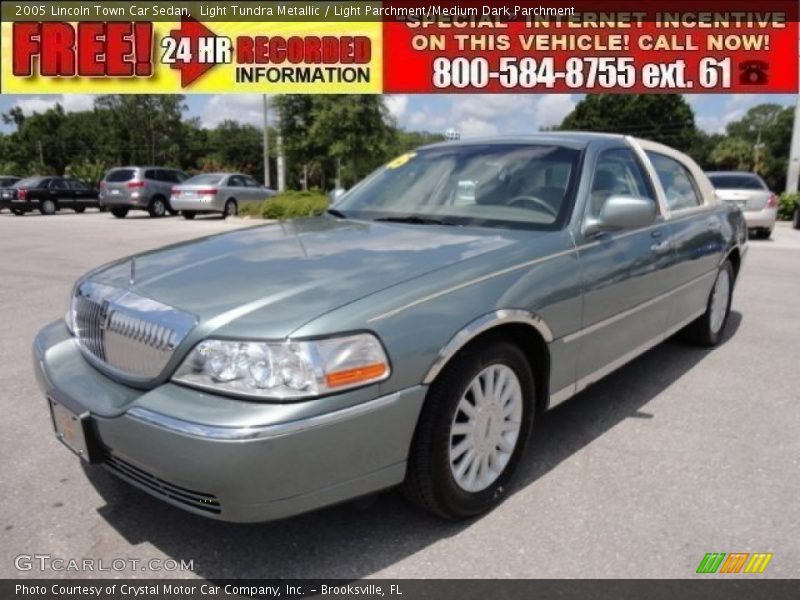 Light Tundra Metallic / Light Parchment/Medium Dark Parchment 2005 Lincoln Town Car Sedan