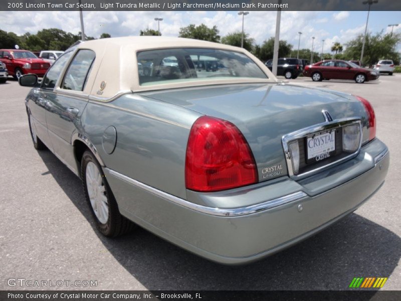 Light Tundra Metallic / Light Parchment/Medium Dark Parchment 2005 Lincoln Town Car Sedan
