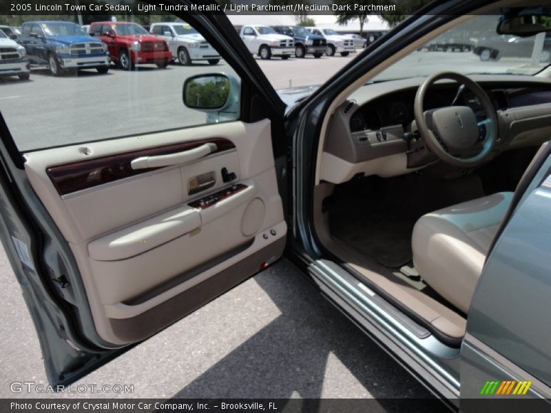 Light Tundra Metallic / Light Parchment/Medium Dark Parchment 2005 Lincoln Town Car Sedan