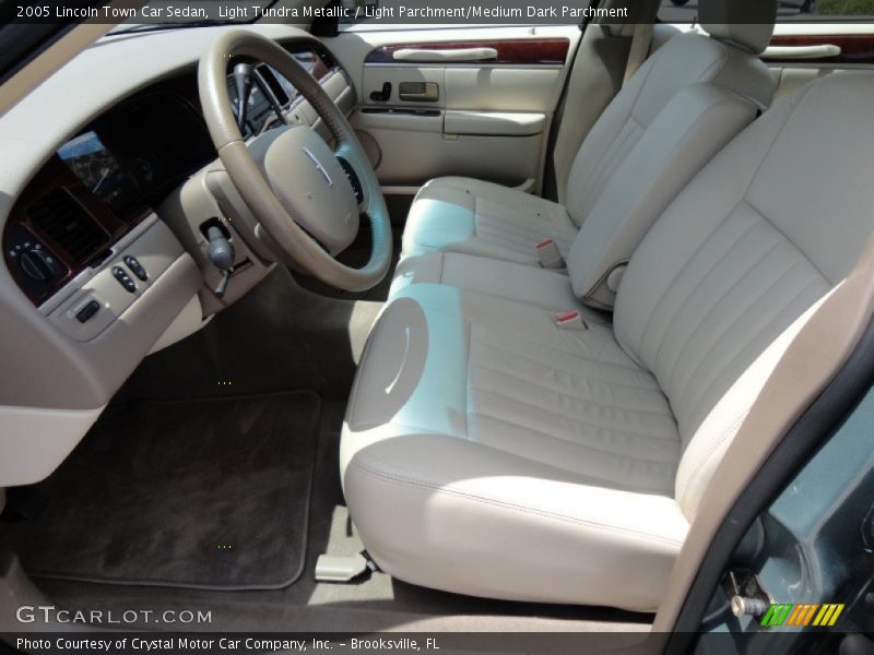 Light Tundra Metallic / Light Parchment/Medium Dark Parchment 2005 Lincoln Town Car Sedan