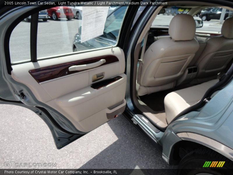 Light Tundra Metallic / Light Parchment/Medium Dark Parchment 2005 Lincoln Town Car Sedan