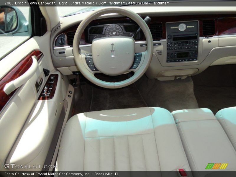 Light Tundra Metallic / Light Parchment/Medium Dark Parchment 2005 Lincoln Town Car Sedan