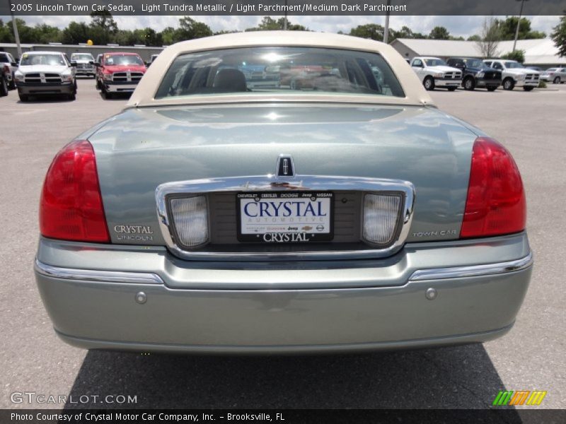 Light Tundra Metallic / Light Parchment/Medium Dark Parchment 2005 Lincoln Town Car Sedan
