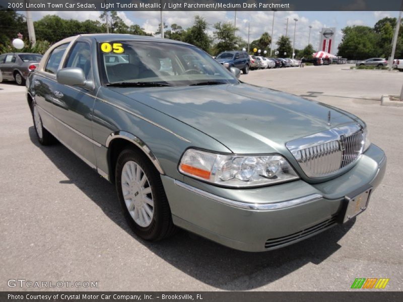 Light Tundra Metallic / Light Parchment/Medium Dark Parchment 2005 Lincoln Town Car Sedan
