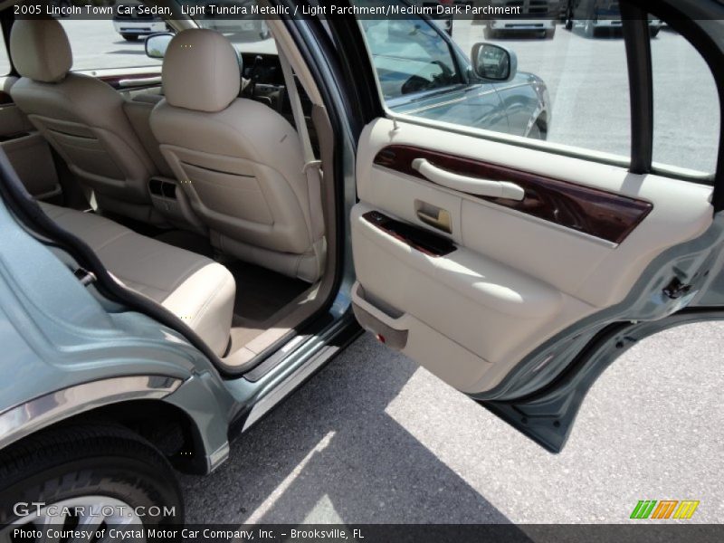 Light Tundra Metallic / Light Parchment/Medium Dark Parchment 2005 Lincoln Town Car Sedan