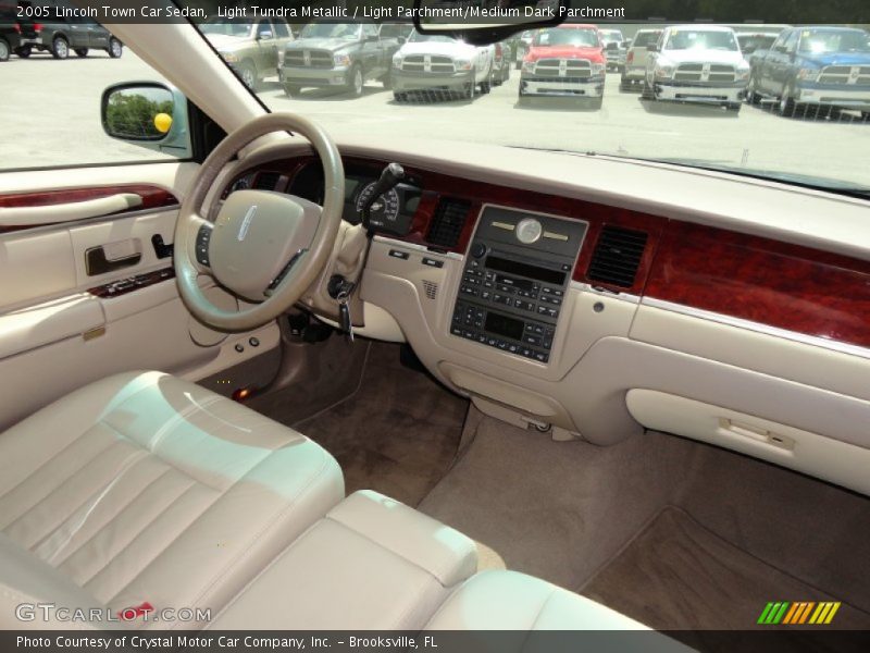 Light Tundra Metallic / Light Parchment/Medium Dark Parchment 2005 Lincoln Town Car Sedan