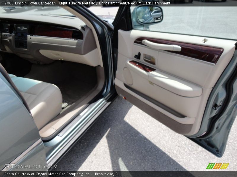 Light Tundra Metallic / Light Parchment/Medium Dark Parchment 2005 Lincoln Town Car Sedan