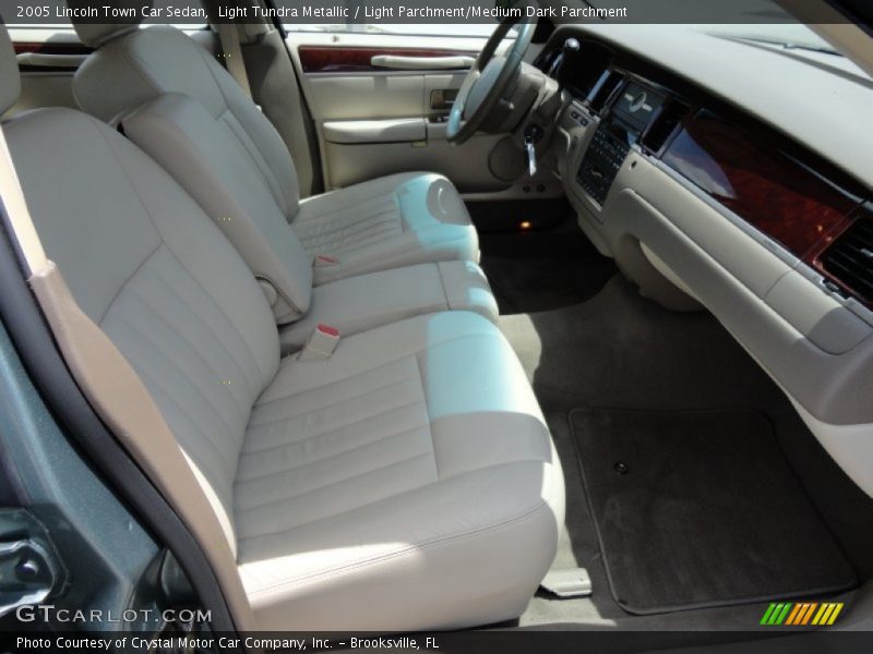 Light Tundra Metallic / Light Parchment/Medium Dark Parchment 2005 Lincoln Town Car Sedan