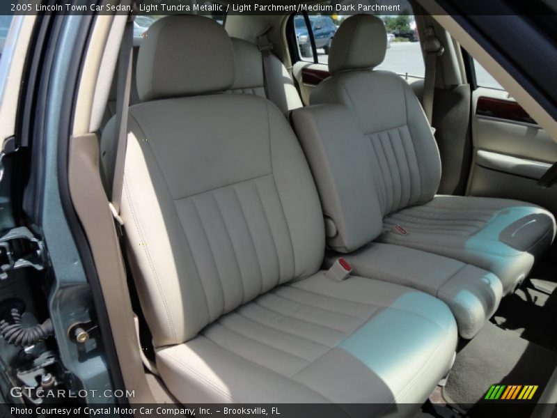 Light Tundra Metallic / Light Parchment/Medium Dark Parchment 2005 Lincoln Town Car Sedan