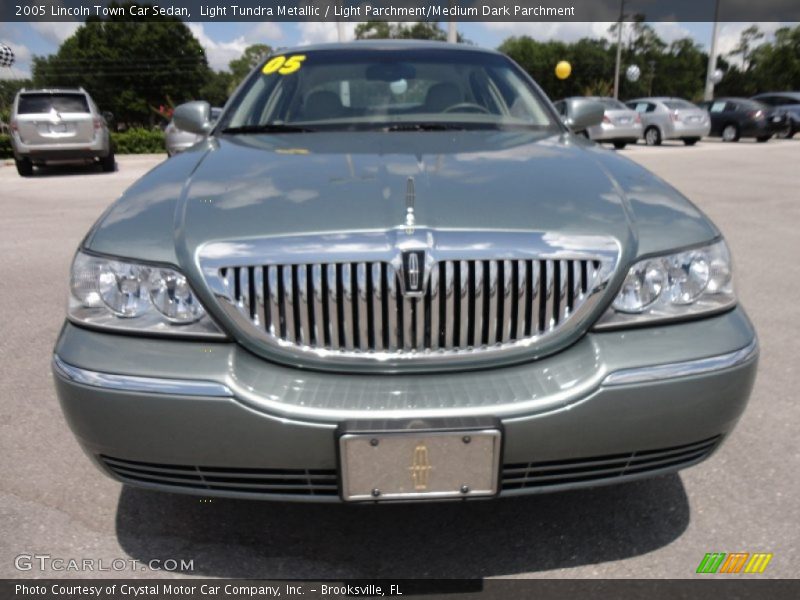 Light Tundra Metallic / Light Parchment/Medium Dark Parchment 2005 Lincoln Town Car Sedan