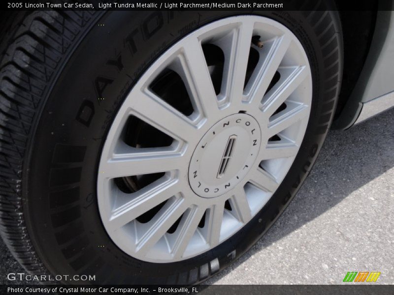 Light Tundra Metallic / Light Parchment/Medium Dark Parchment 2005 Lincoln Town Car Sedan