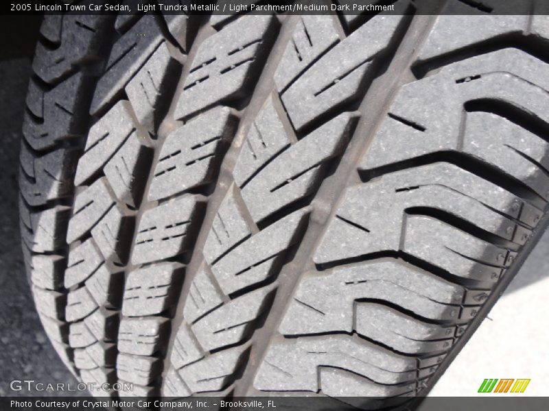 Light Tundra Metallic / Light Parchment/Medium Dark Parchment 2005 Lincoln Town Car Sedan