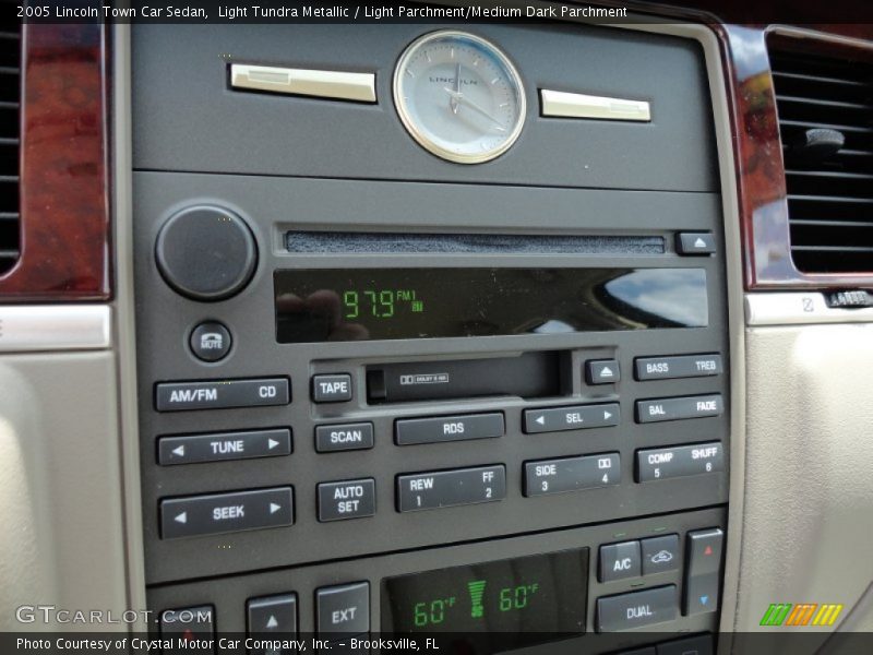 Light Tundra Metallic / Light Parchment/Medium Dark Parchment 2005 Lincoln Town Car Sedan