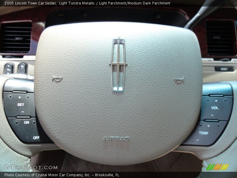 Light Tundra Metallic / Light Parchment/Medium Dark Parchment 2005 Lincoln Town Car Sedan