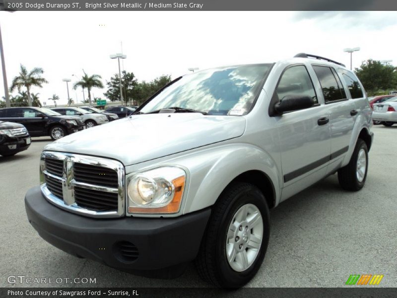 Front 3/4 View of 2005 Durango ST