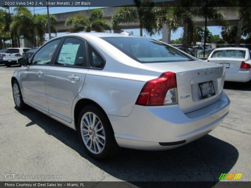 Silver Metallic / Off Black 2010 Volvo S40 2.4i