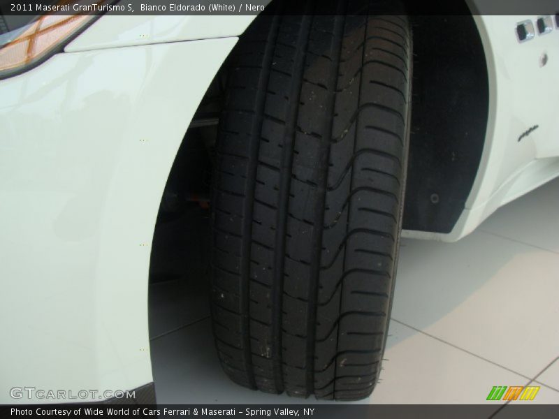Bianco Eldorado (White) / Nero 2011 Maserati GranTurismo S