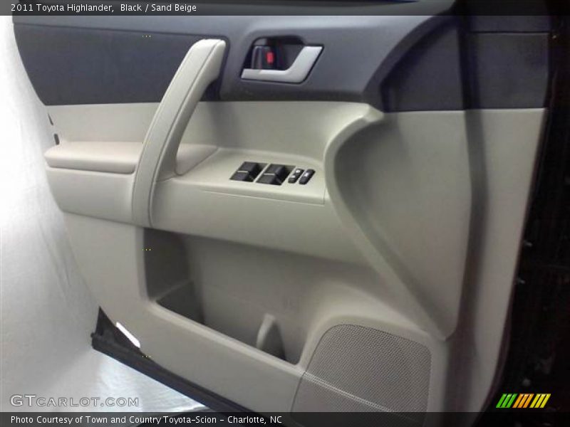 Black / Sand Beige 2011 Toyota Highlander