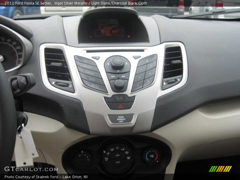 Ingot Silver Metallic / Light Stone/Charcoal Black Cloth 2011 Ford Fiesta SE Sedan