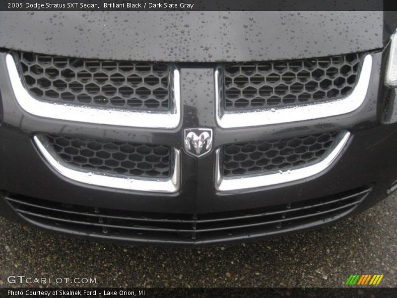 Brilliant Black / Dark Slate Gray 2005 Dodge Stratus SXT Sedan