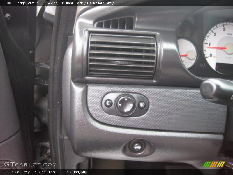 Brilliant Black / Dark Slate Gray 2005 Dodge Stratus SXT Sedan