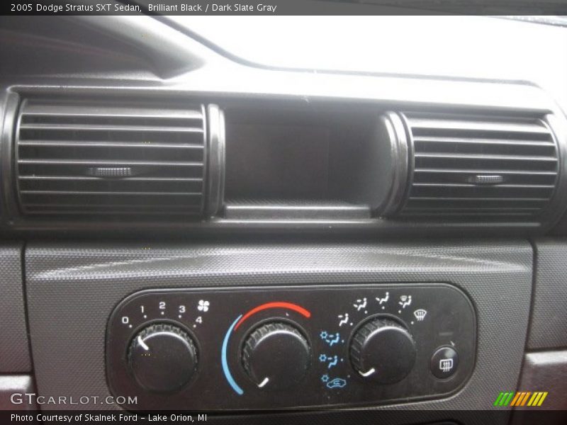 Brilliant Black / Dark Slate Gray 2005 Dodge Stratus SXT Sedan