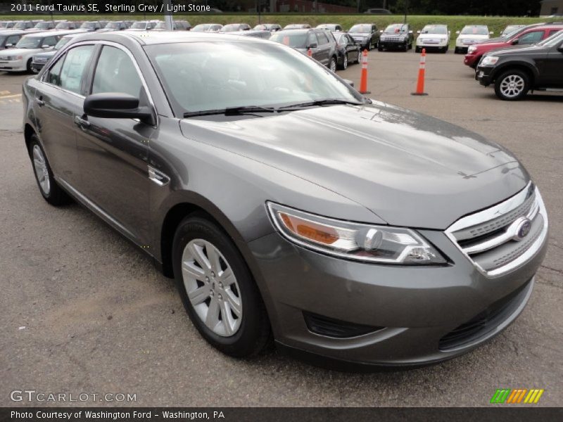Front 3/4 View of 2011 Taurus SE