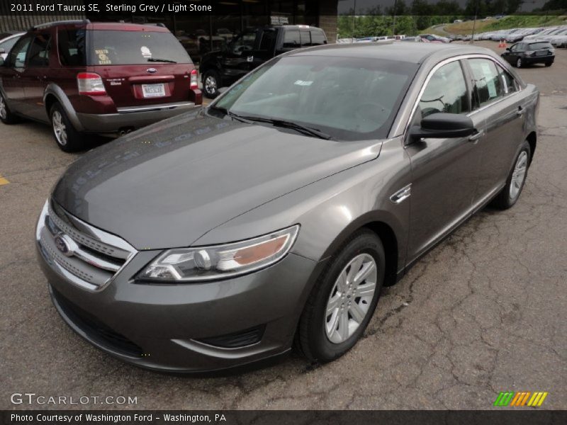 Front 3/4 View of 2011 Taurus SE
