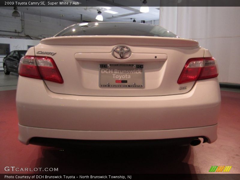 Super White / Ash 2009 Toyota Camry SE