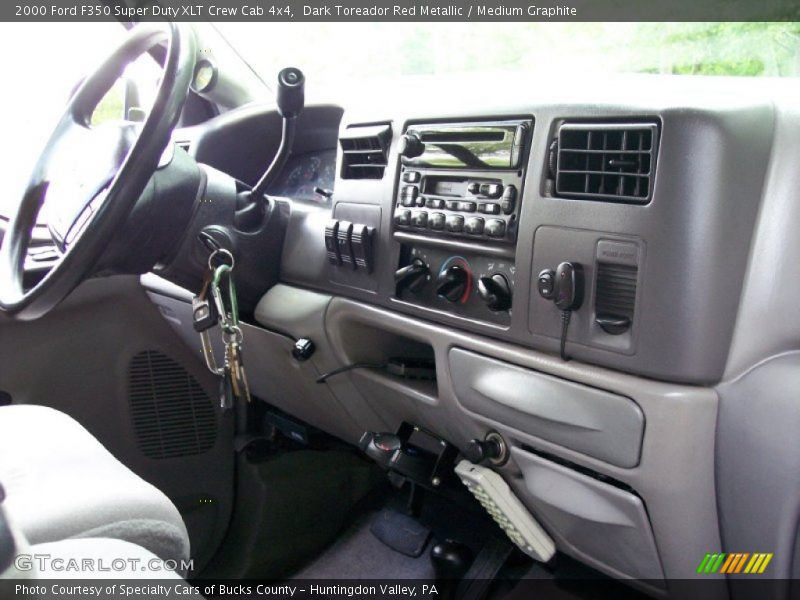 Dashboard of 2000 F350 Super Duty XLT Crew Cab 4x4