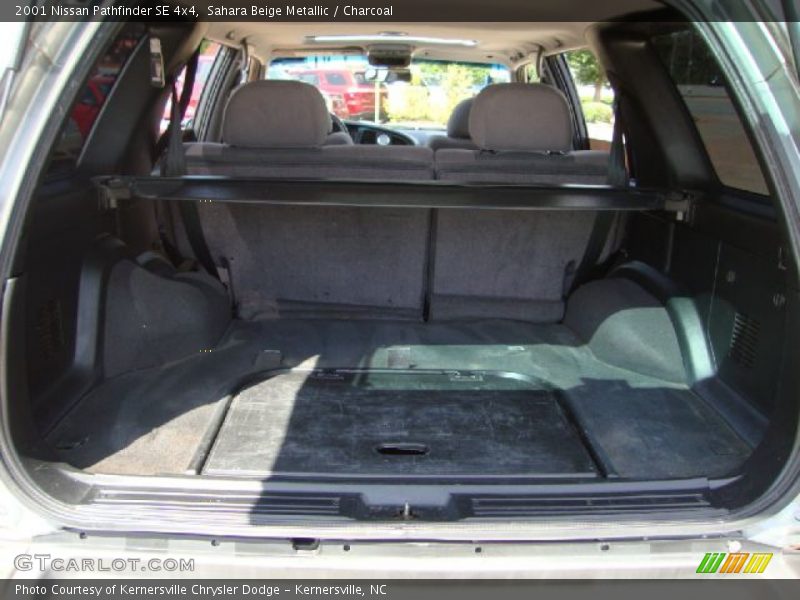 Sahara Beige Metallic / Charcoal 2001 Nissan Pathfinder SE 4x4